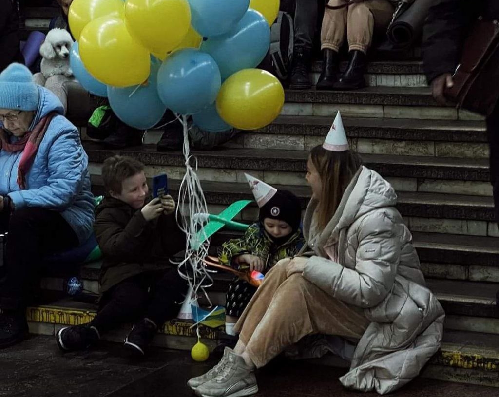 Wojna na Ukrainie. 328. dzień rosyjskiej inwazji 1 Wojna na Ukrainie. 328. dzień rosyjskiej inwazji - urodziny w metrze