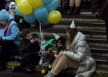 Wojna na Ukrainie. 328. dzień rosyjskiej inwazji - urodziny w metrze
