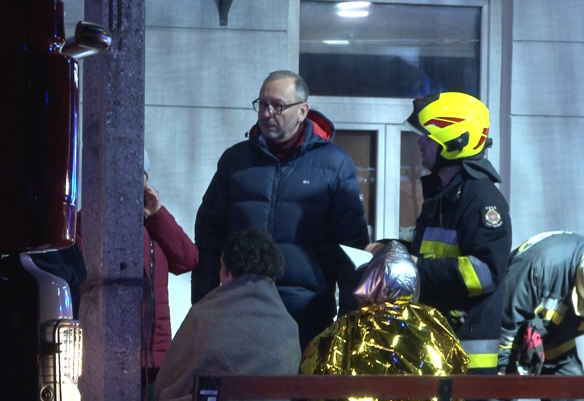 Pożar mieszkania w Zduńskiej Woli. 2 osoby nie żyją, ewakuacja mieszkańców po północy