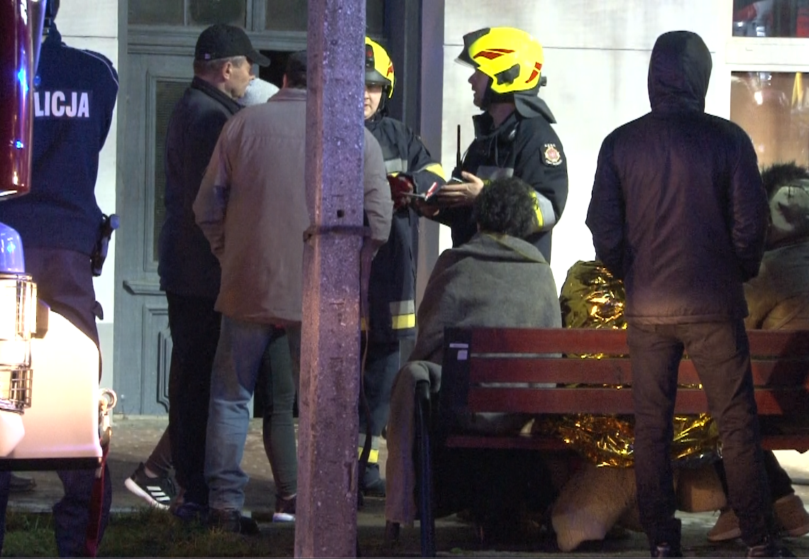 Pożar mieszkania w Zduńskiej Woli. 2 osoby nie żyją, ewakuacja mieszkańców po północy