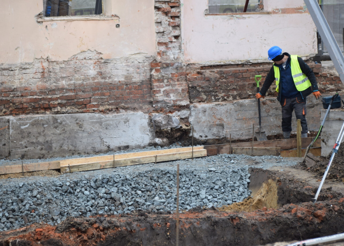 Trwa rozbudowa Sieradzkiego Centrum Kultury. Pobliski Plac Teatralny stał się placem budowy
