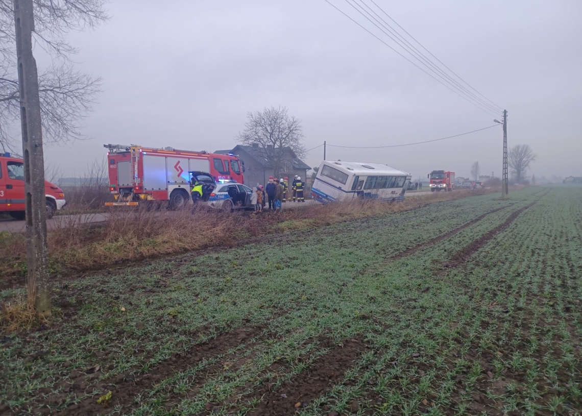 Autokar wjechał do rowu