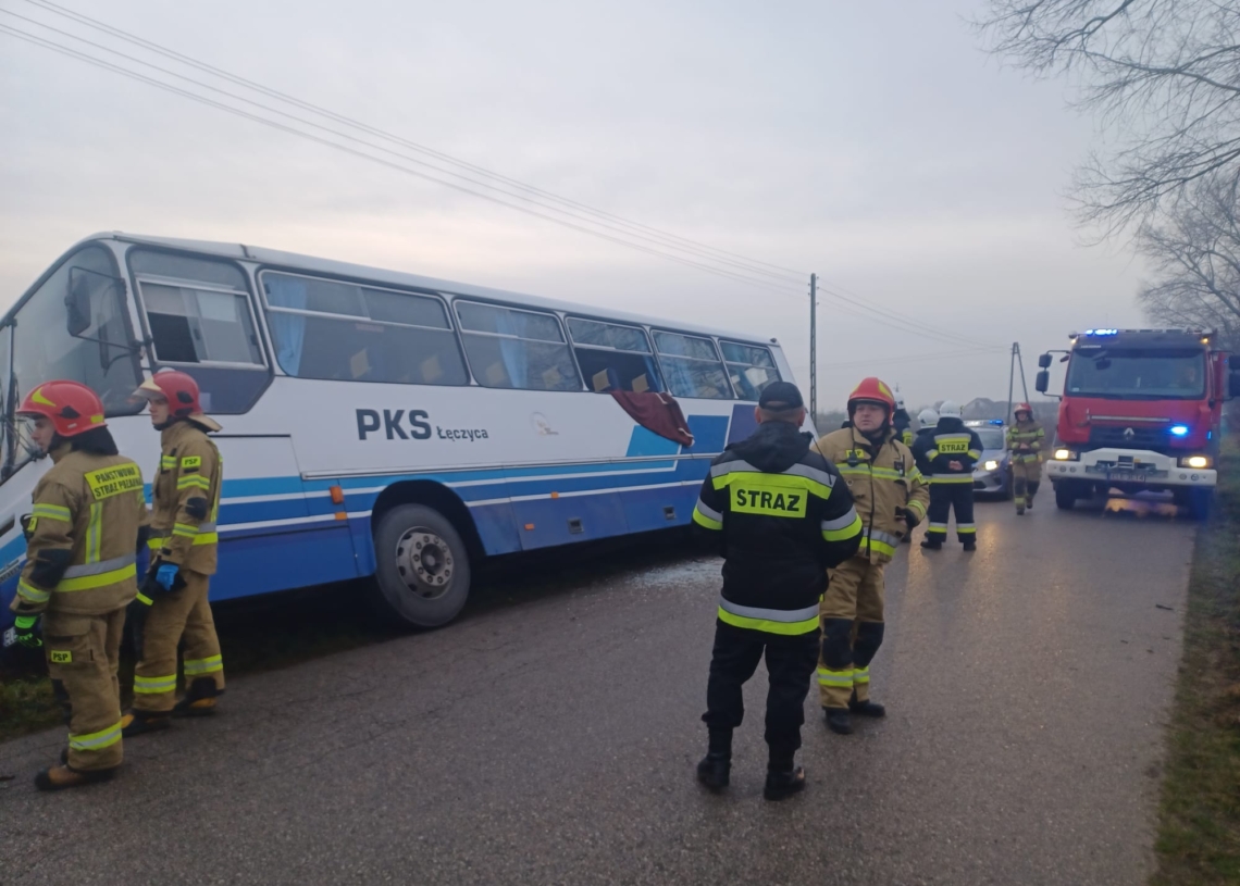 Autokar wjechał do rowu