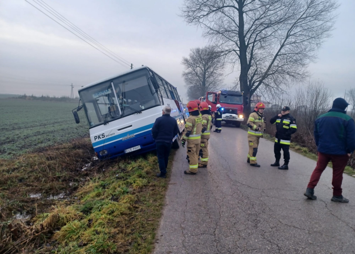 Autokar wjechał do rowu