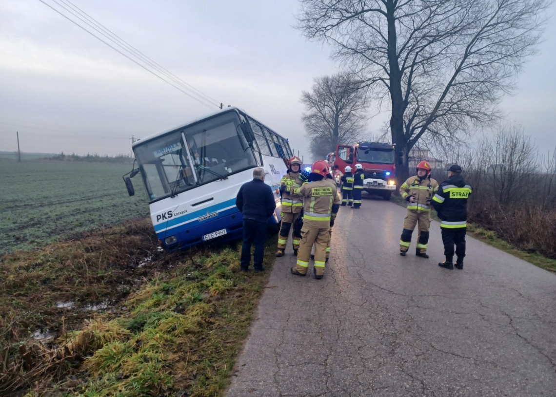 Autokar wjechał do rowu