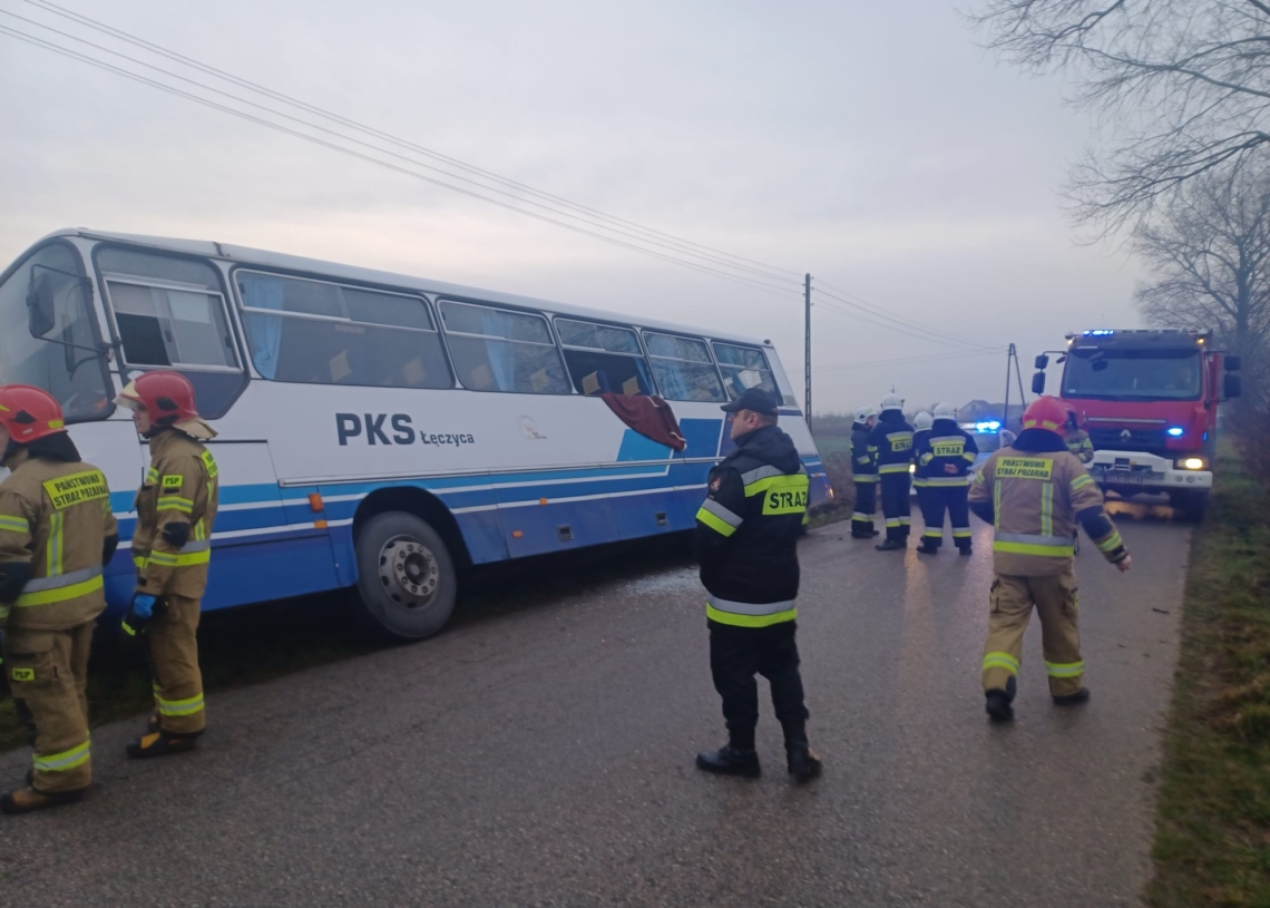 Autokar wjechał do rowu
