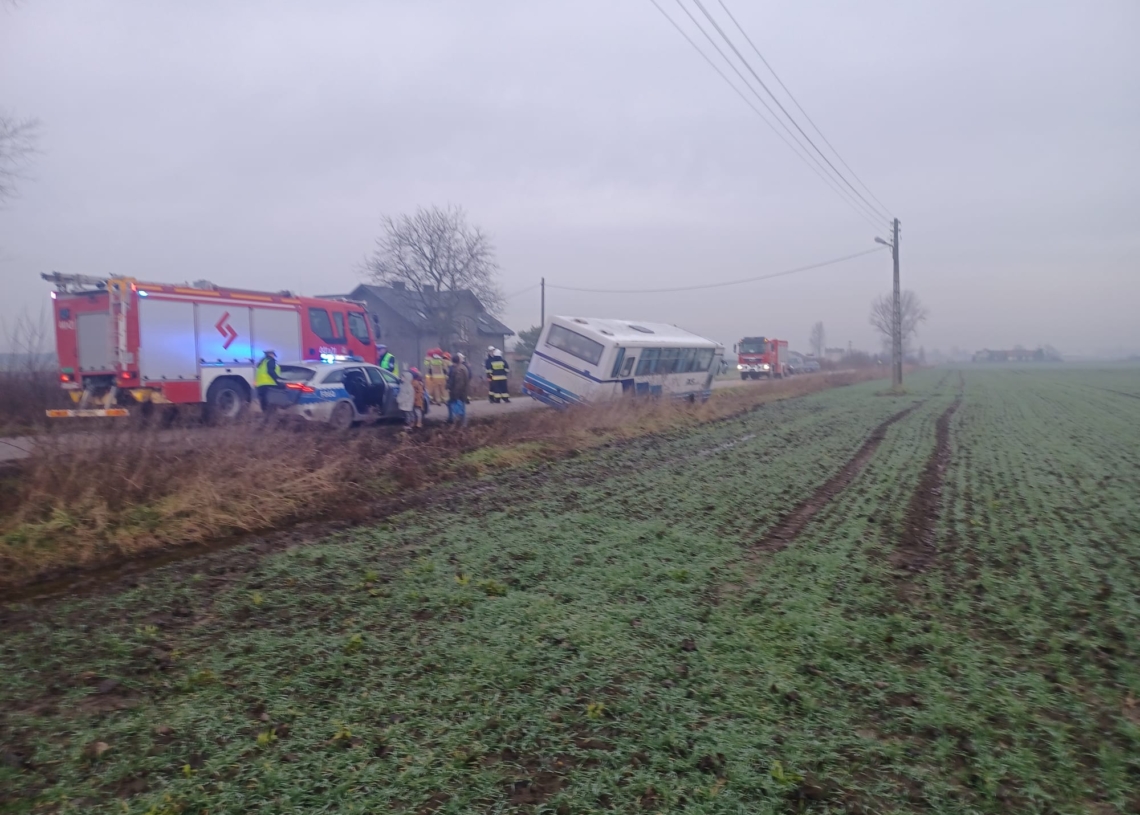 Autokar wjechał do rowu
