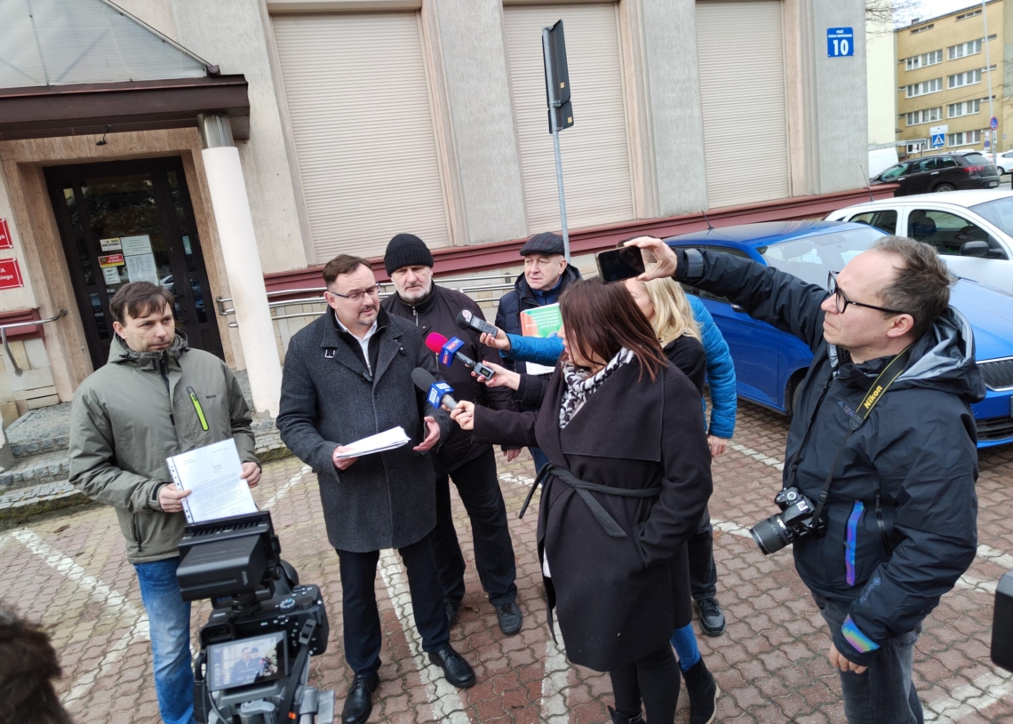 Piotrkowianie wyjdą na ulice, by protestować przeciw ogromnym podwyżkom ciepła. Radni domagają się nadzwyczajnej sesji i wsparcia finansowego dla mieszkańców