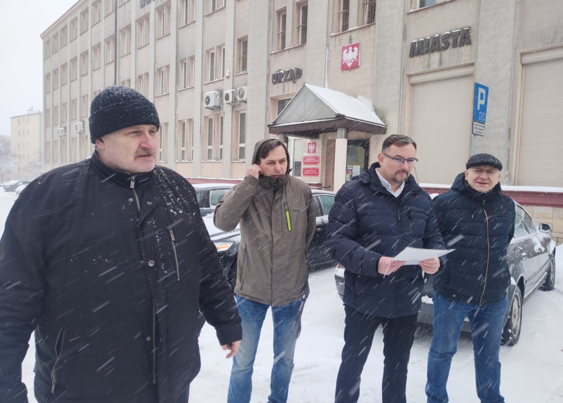 Konferencja prasowa PiS w Piotrkowie. Tematem protest ws. podwyżek cen ciepła