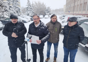 Konferencja prasowa PiS w Piotrkowie. Tematem protest ws. podwyżek cen ciepła