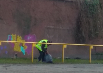 Przy Rynku Bałuckim od dawna zalega sterta śmieci. Postanowił ją w końcu uprzątnąć starszy mieszkaniec Bałut 3 Rynku Bałuckim