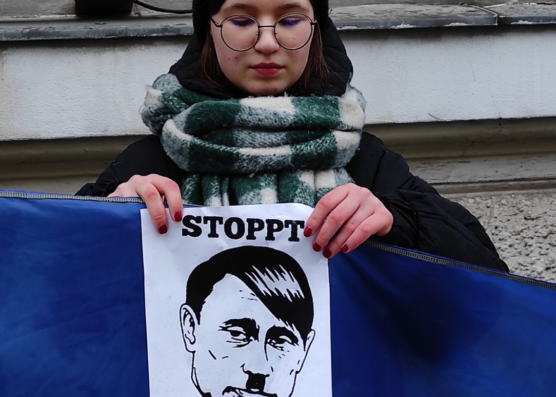 Manifestacja antywojenna pod Konsulatem Honorowym Ukrainy w Łodzi