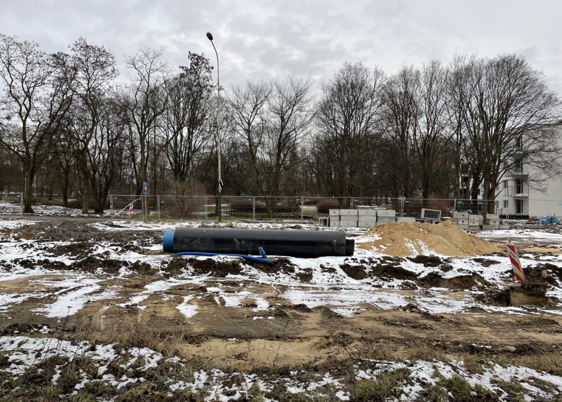 Od 415 dni trwa modernizacja Wojska Polskiego. Torowiska jeszcze nie widać, ale za to szyny czekają na poboczu w gotowości [ZDJĘCIA + WIDEO]