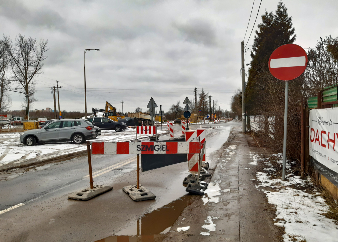 Budowa ronda na Pomorskiej trwa od 15 dni. Na razie prace prowadzone są na jednym pasie [ZDJĘCIA]