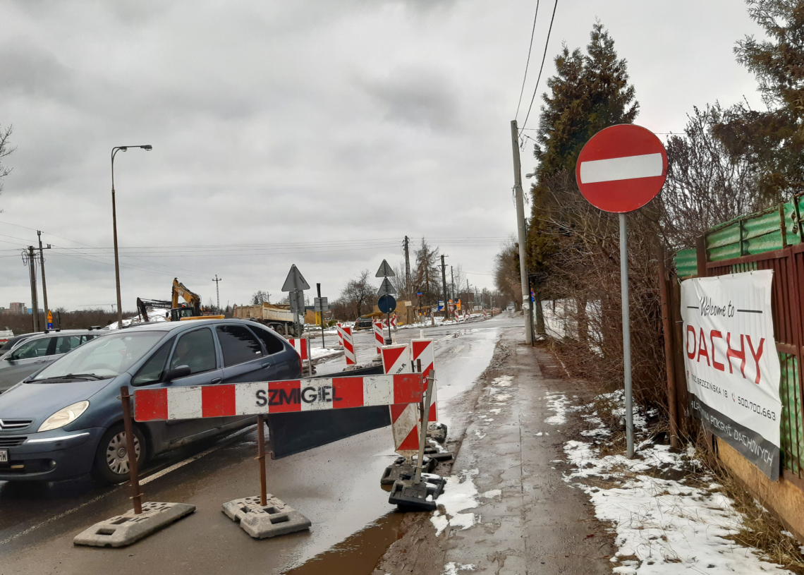 Budowa ronda na Pomorskiej trwa od 15 dni. Na razie prace prowadzone są na jednym pasie [ZDJĘCIA]