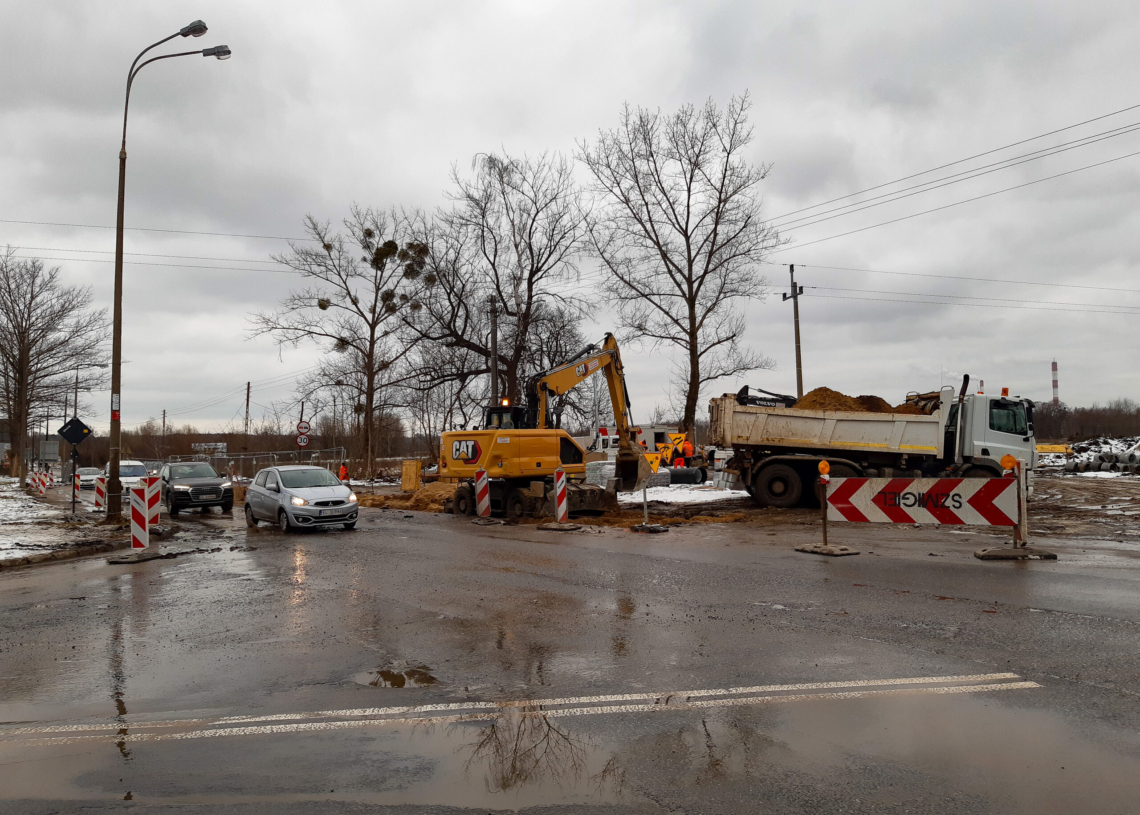 Budowa ronda na Pomorskiej trwa od 15 dni. Na razie prace prowadzone są na jednym pasie [ZDJĘCIA]