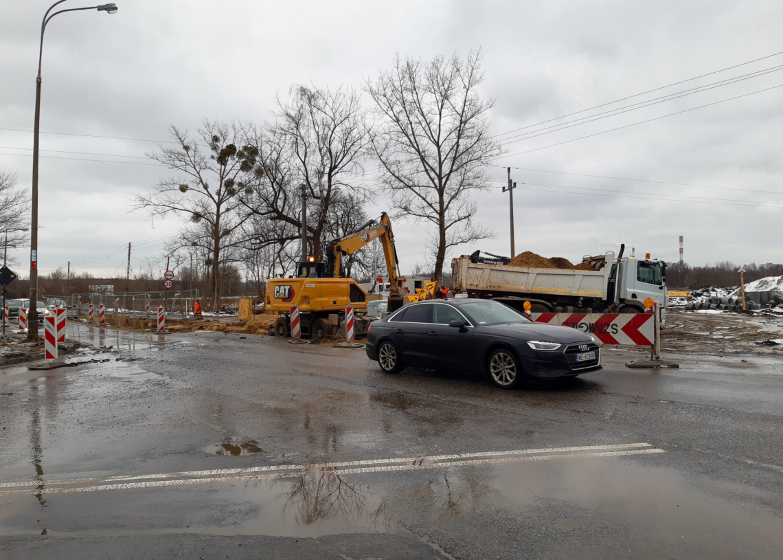 Budowa ronda na Pomorskiej trwa od 15 dni. Na razie prace prowadzone są na jednym pasie [ZDJĘCIA]