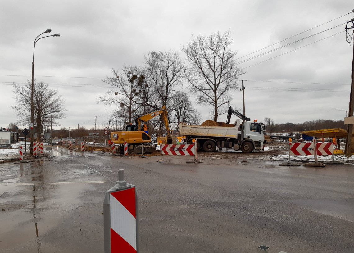 Budowa ronda na Pomorskiej trwa od 15 dni. Na razie prace prowadzone są na jednym pasie [ZDJĘCIA]