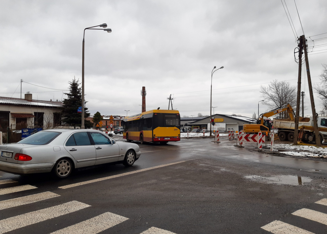 Budowa ronda na Pomorskiej trwa od 15 dni. Na razie prace prowadzone są na jednym pasie [ZDJĘCIA]