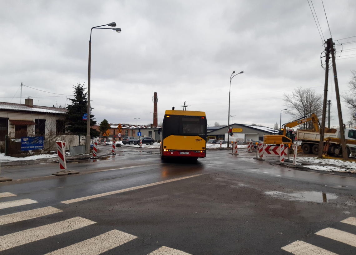 Budowa ronda na Pomorskiej trwa od 15 dni. Na razie prace prowadzone są na jednym pasie [ZDJĘCIA]