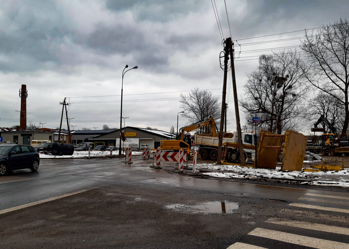 Budowa ronda na Pomorskiej trwa od 15 dni. Na razie prace prowadzone są na jednym pasie [ZDJĘCIA]
