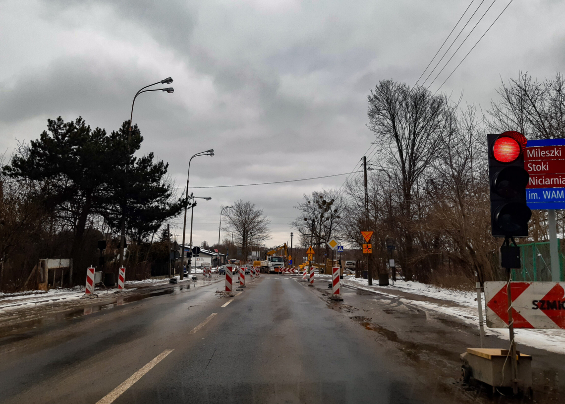 Budowa ronda na Pomorskiej trwa od 15 dni. Na razie prace prowadzone są na jednym pasie [ZDJĘCIA]