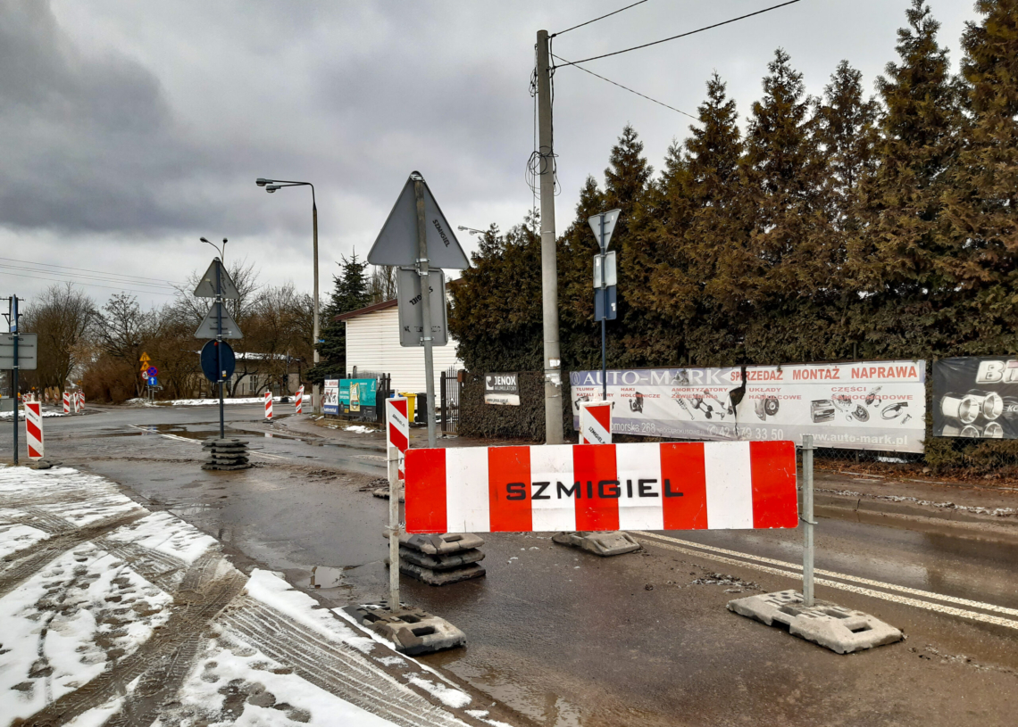 Budowa ronda na Pomorskiej trwa od 15 dni. Na razie prace prowadzone są na jednym pasie [ZDJĘCIA]