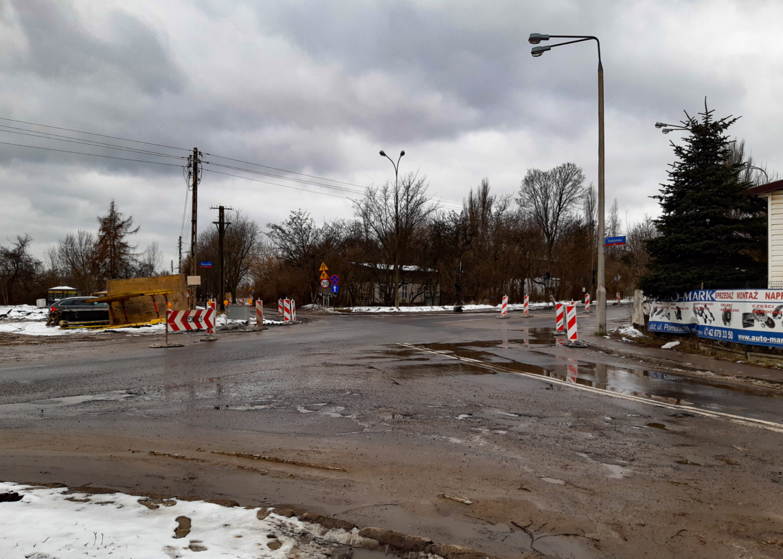 Budowa ronda na Pomorskiej trwa od 15 dni. Na razie prace prowadzone są na jednym pasie [ZDJĘCIA]