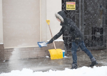IMGW ostrzega przed trudnymi warunkami pogodowymi. Silny wiatr i możliwe opady śniegu