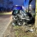 Rozbite BMW na drzewie. Kierowca uciekł z miejsca 5 Rozbite BMW na drzewie w Dobrej-Nowinie