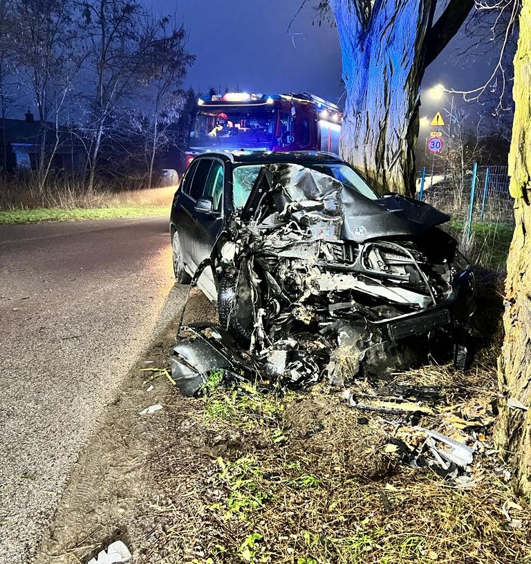 Rozbite BMW na drzewie. Kierowca uciekł z miejsca 1 Rozbite BMW na drzewie w Dobrej-Nowinie