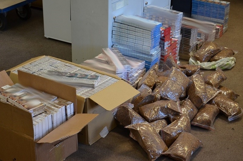 KAS przejęła 963 paczki papierosów bez akcyzy i ponad 10 kg tytoniu. Zatrzymano dwóch 64-latków 1 KAS przejęła blisko 1000 paczek papierosów bez akcyzy