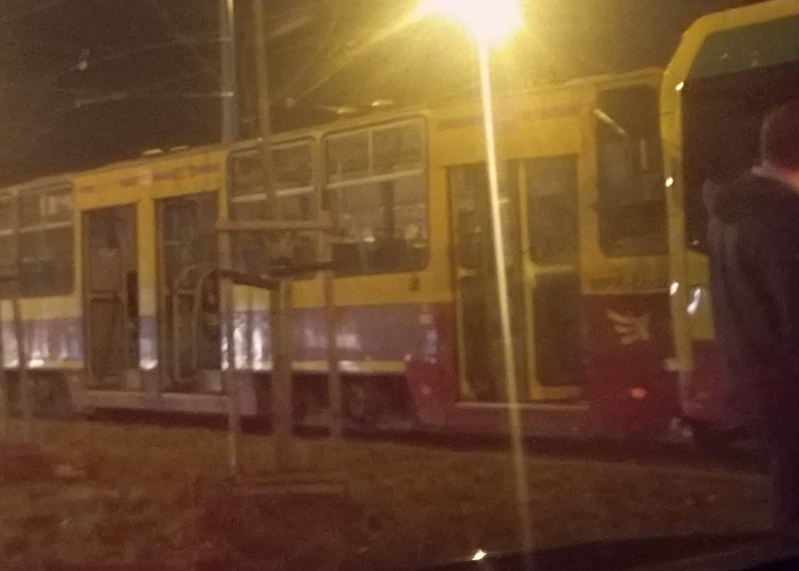 Tramwaj uderzył w autobus na Piłsudskiego. Utrudnienia w komunikacji miejskiej 1 Tramwaj uderzył a autobus