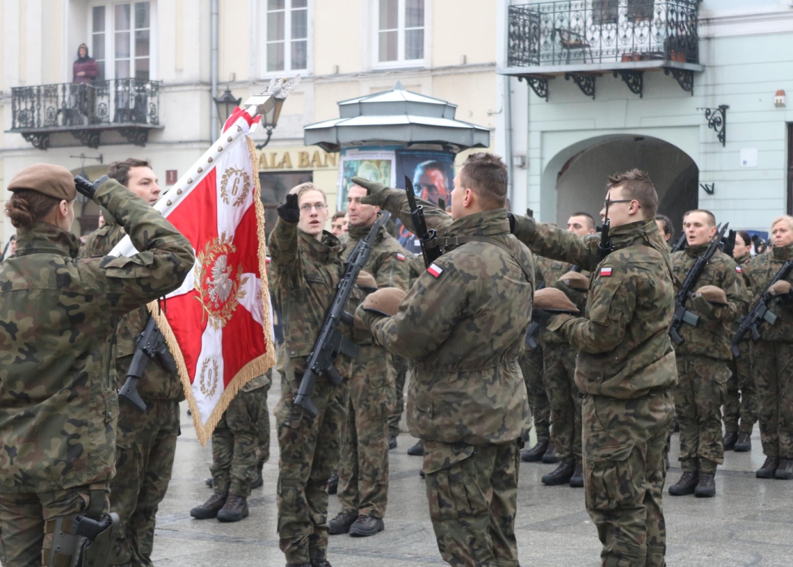Przysięga nowych żołnierzy obrony terytorialnej w Piotrkowie