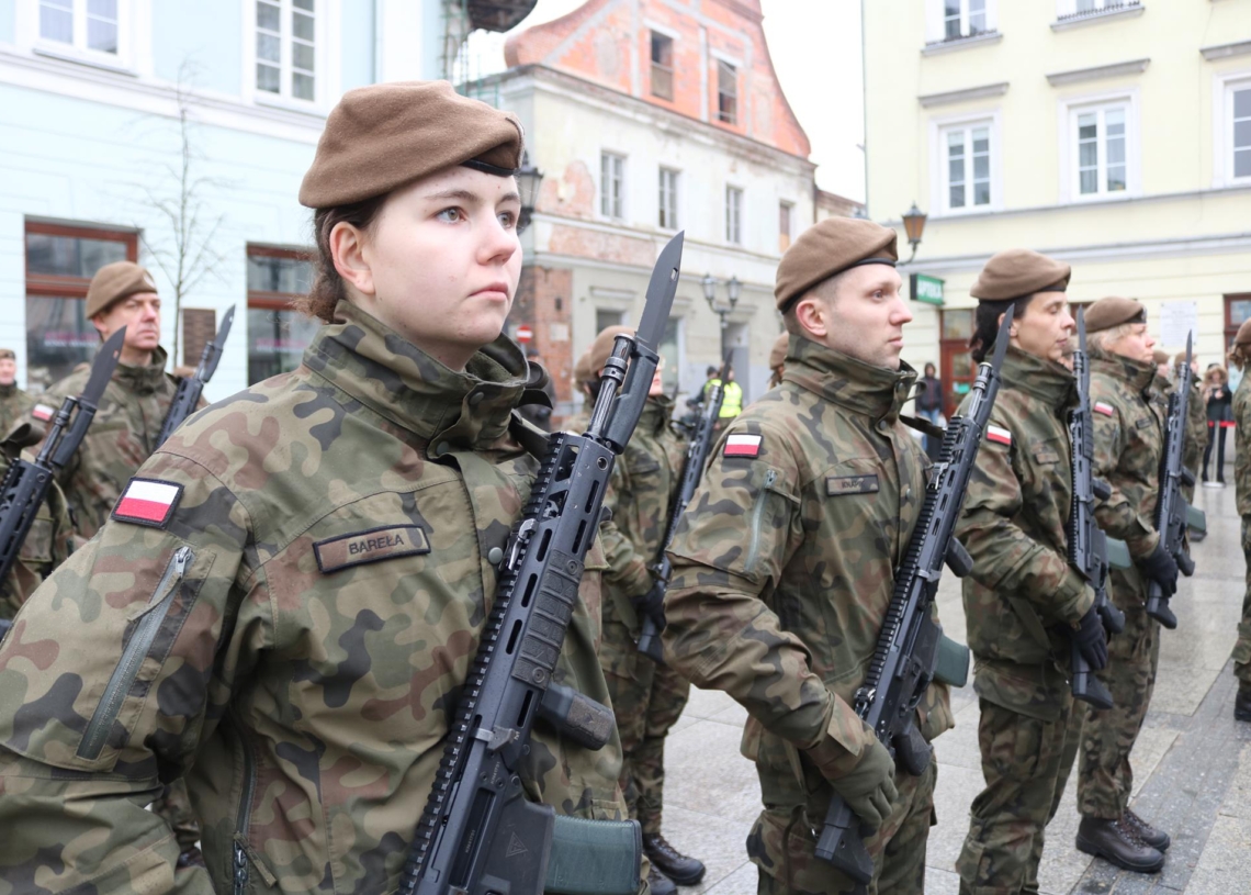 Przysięga nowych żołnierzy obrony terytorialnej w Piotrkowie