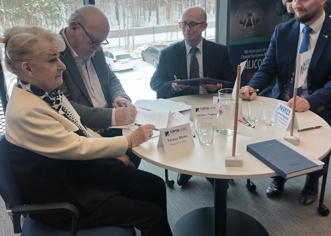 Najlepsi uczniowie Zespołu Szkół nr 4 w Skierniewicach mają zapewnione stypendia i pracę dzięki porozumieniu, jakie placówka podpisała z prywatną firmą