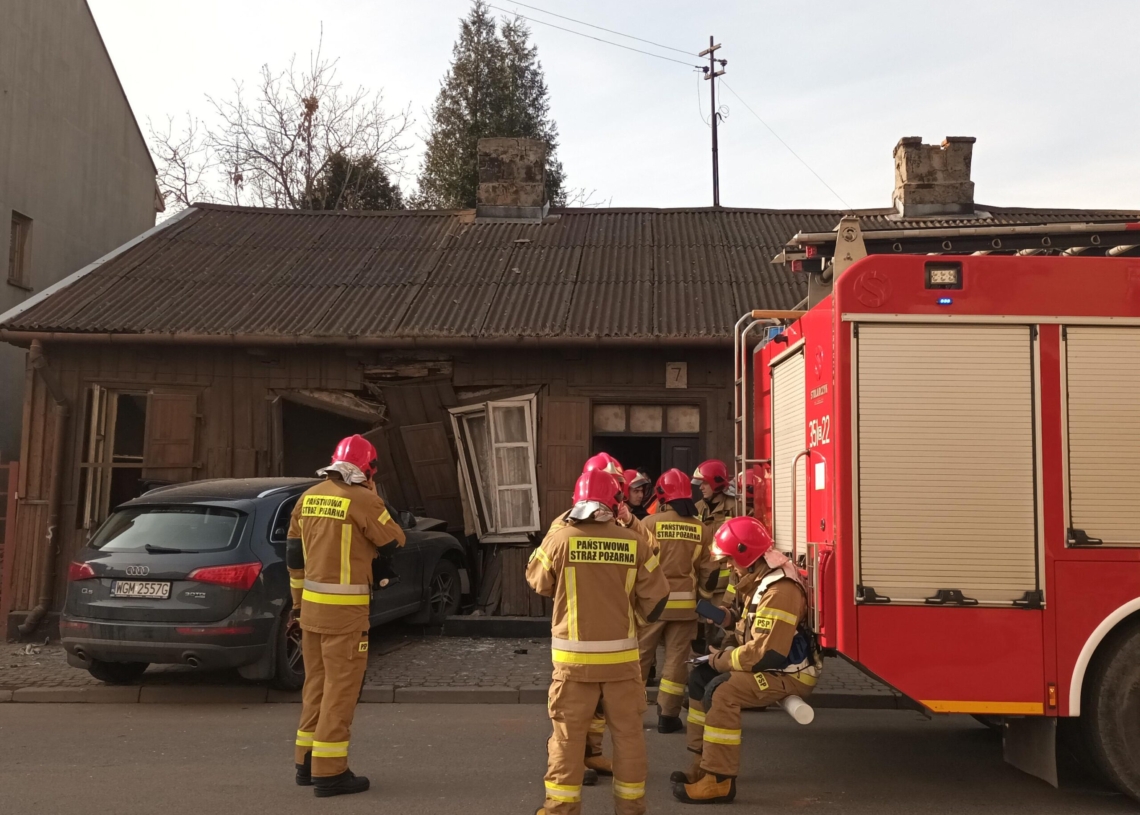 Wypadek w Skierniewicach. Auto wjechało w pustostan. Poszkodowany 87-latek [ZDJĘCIA]