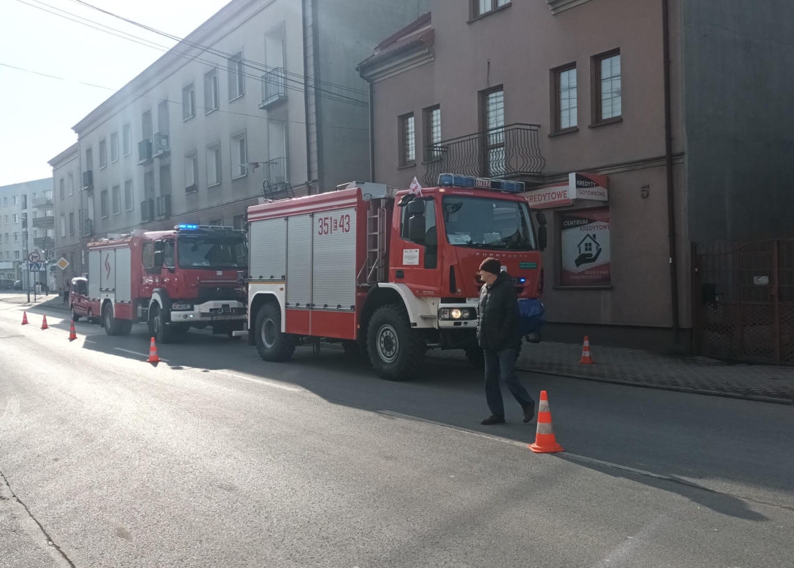 Wypadek w Skierniewicach. Auto wjechało w pustostan. Poszkodowany 87-latek [ZDJĘCIA]