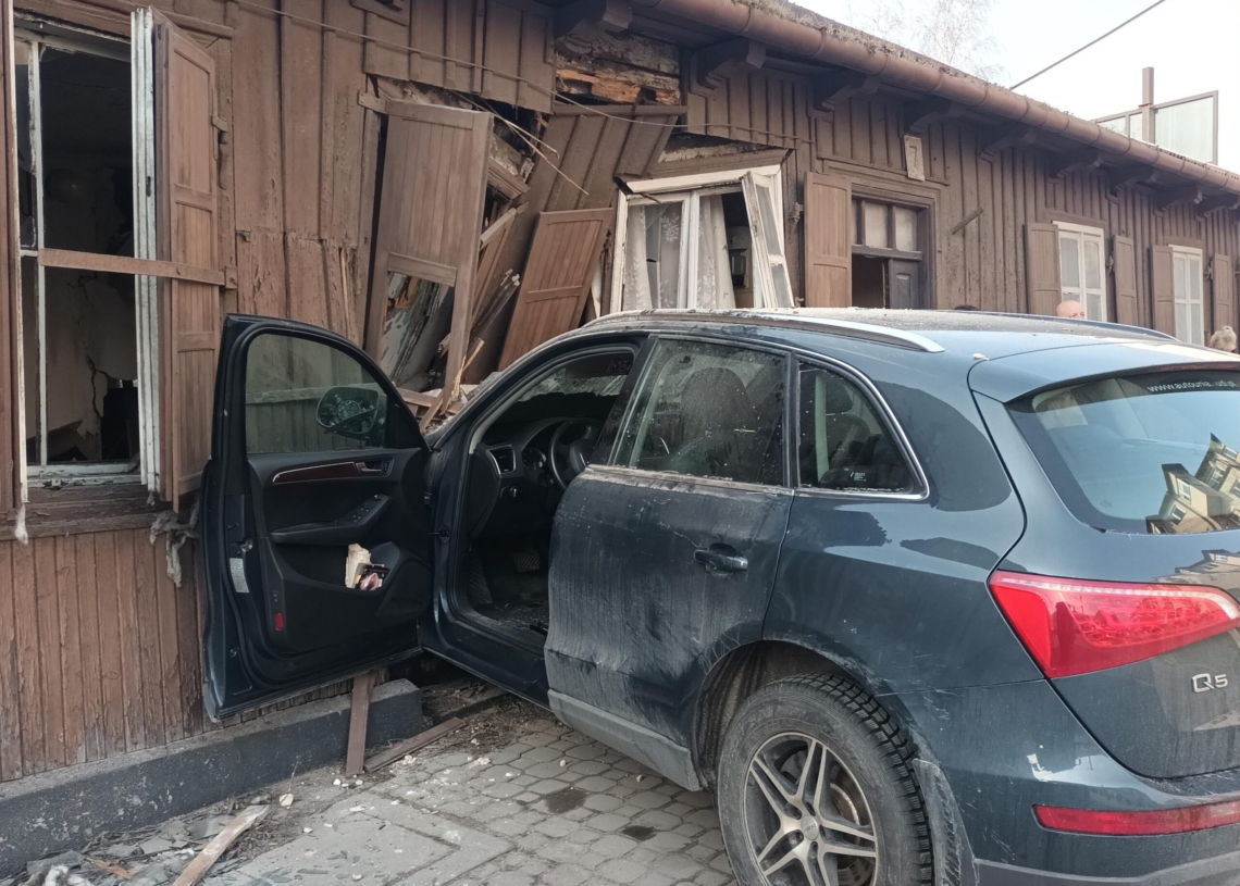 Wypadek w Skierniewicach. Auto wjechało w pustostan. Poszkodowany 87-latek [ZDJĘCIA]