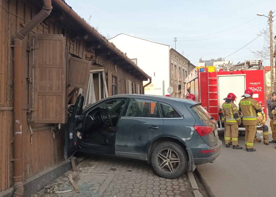 Wypadek w Skierniewicach. Auto wjechało w pustostan. Poszkodowany 87-latek [ZDJĘCIA]