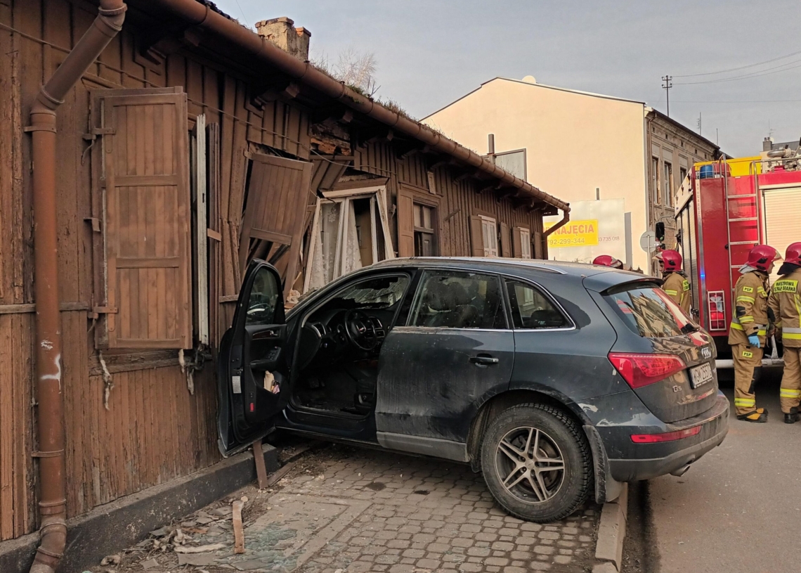 Wypadek w Skierniewicach. Auto wjechało w pustostan. Poszkodowany 87-latek [ZDJĘCIA]