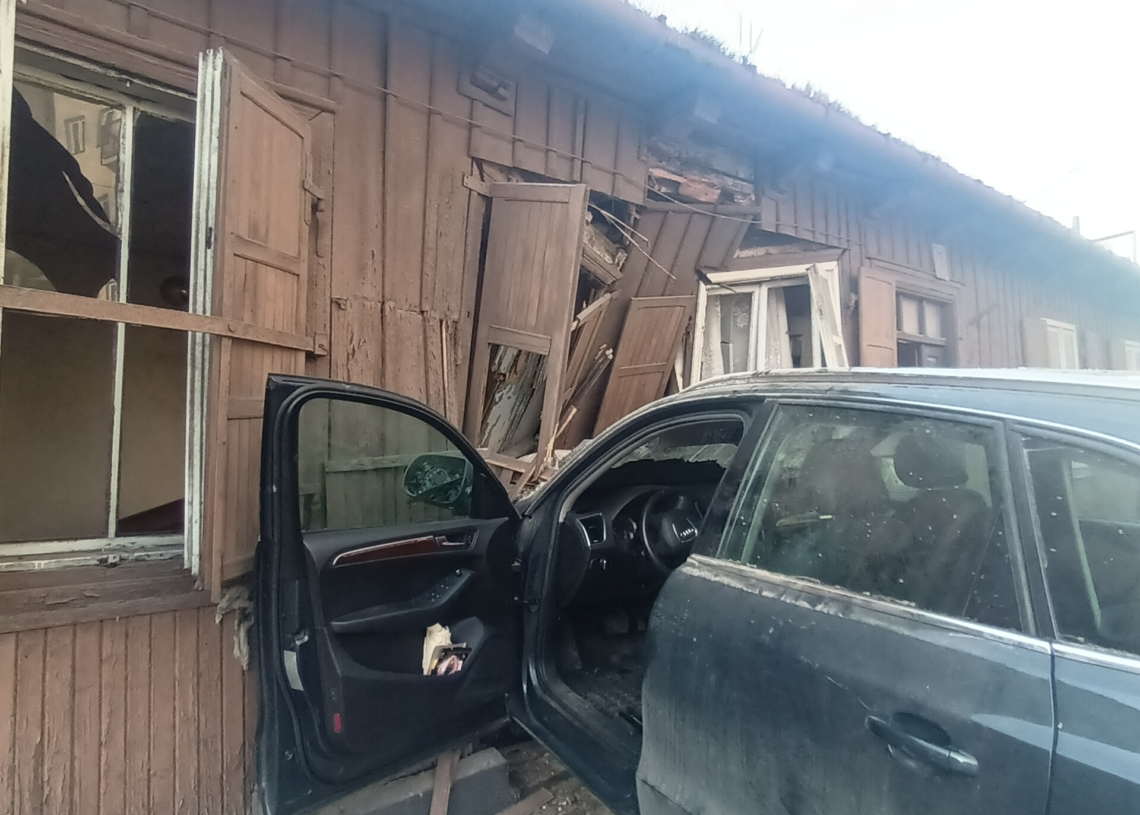 Wypadek w Skierniewicach. Auto wjechało w pustostan. Poszkodowany 87-latek [ZDJĘCIA]