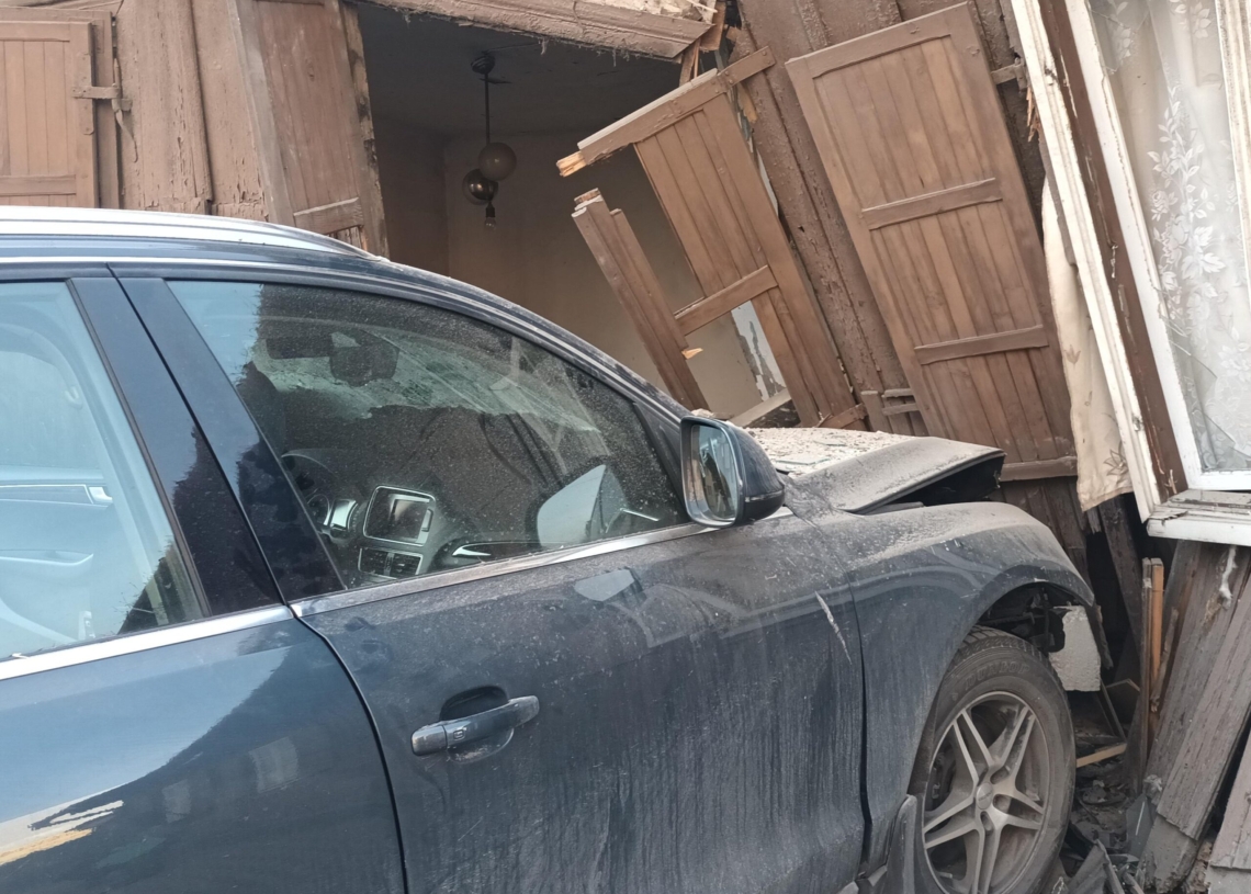 Wypadek w Skierniewicach. Auto wjechało w pustostan. Poszkodowany 87-latek [ZDJĘCIA]
