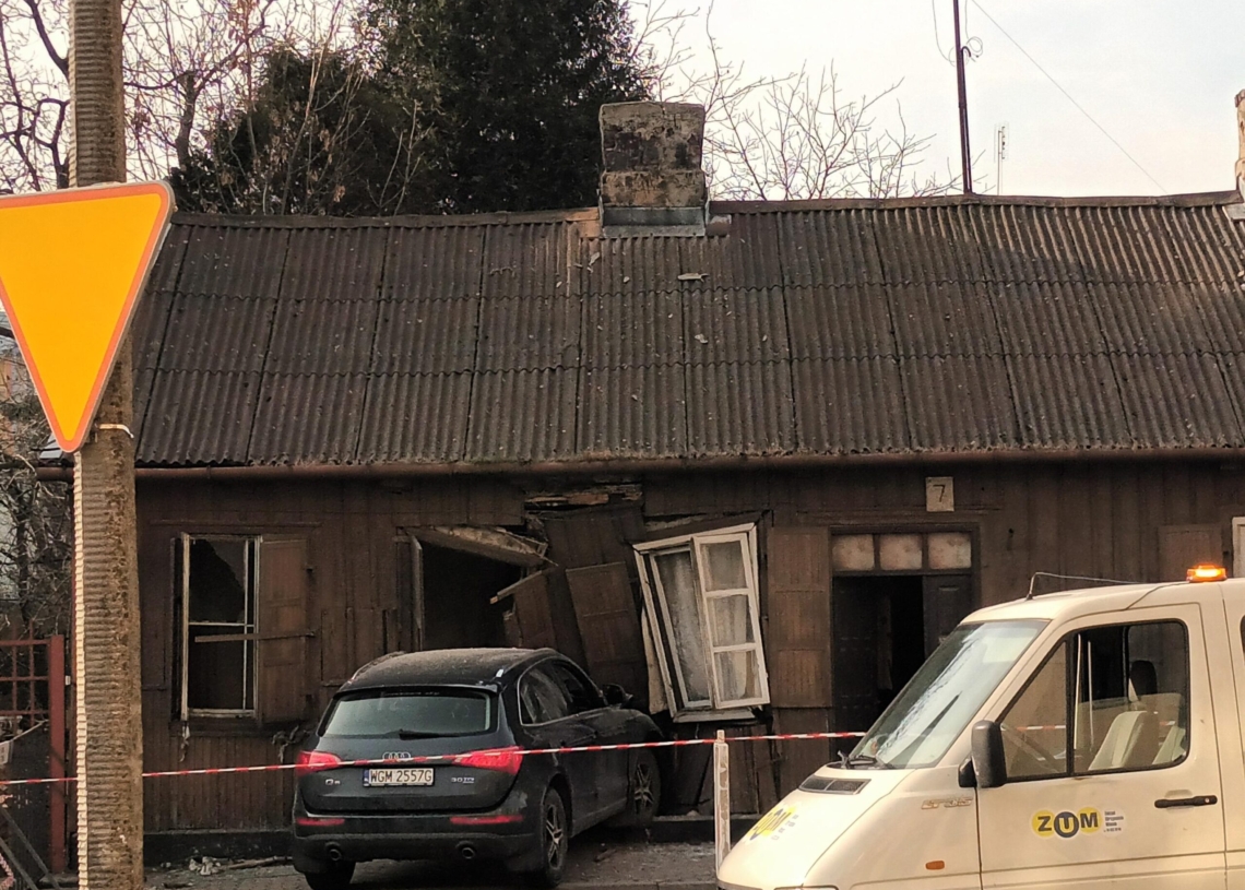 Wypadek w Skierniewicach. Auto wjechało w pustostan. Poszkodowany 87-latek [ZDJĘCIA]