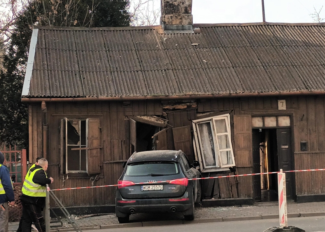 Wypadek w Skierniewicach. Auto wjechało w pustostan. Poszkodowany 87-latek [ZDJĘCIA]