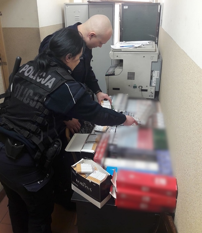 Na jednym z bałuckich targowisk policjanci zarekwirowali 24 tys. papierosów bez akcyzy i 11 litrów spirytusu