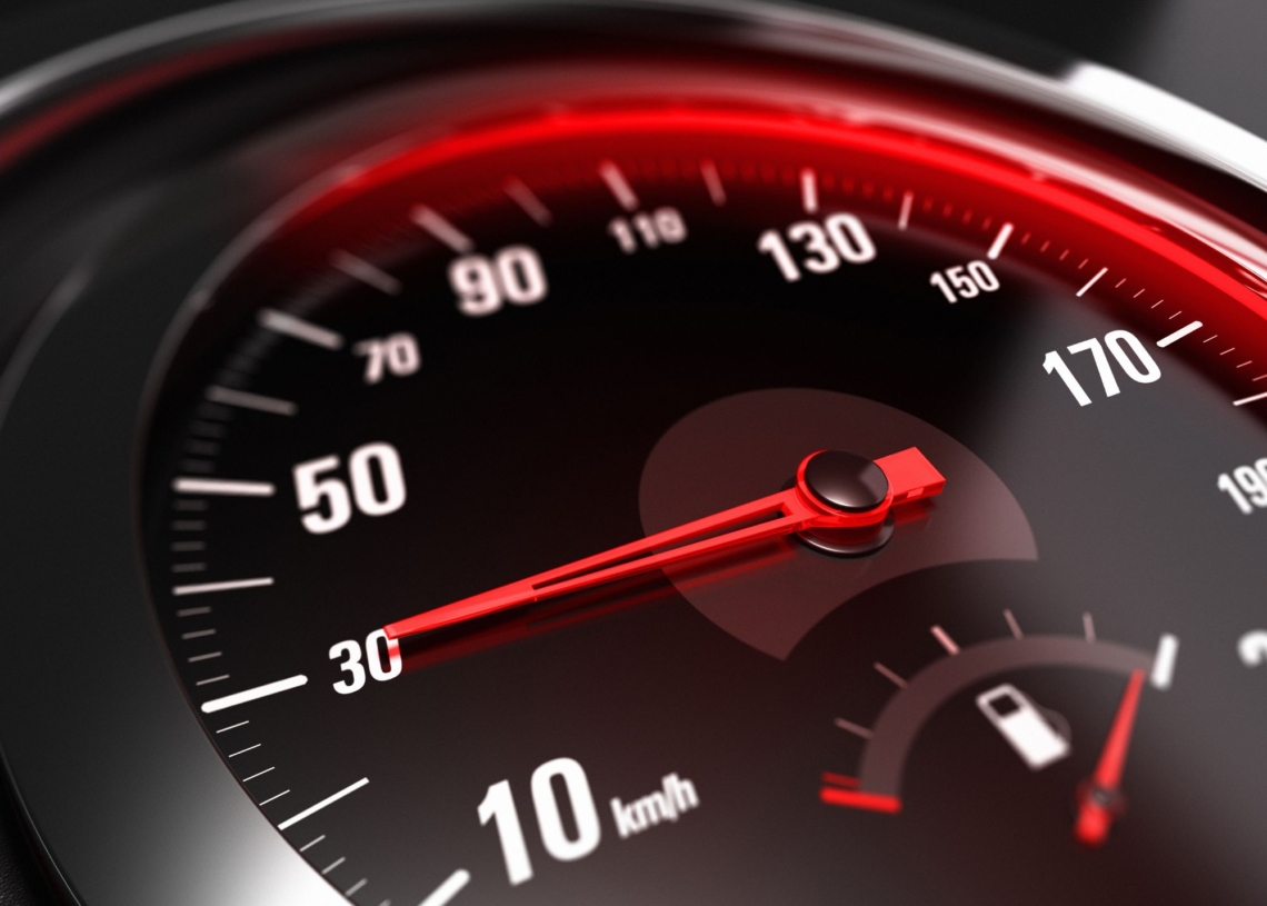 Maksymalnie 30 km/h w terenie zabudowanym? Kontrowersyjny pomysł