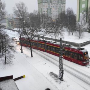 Utrudnienia w komunikacji po intensywnych opadach śniegu w Łodzi