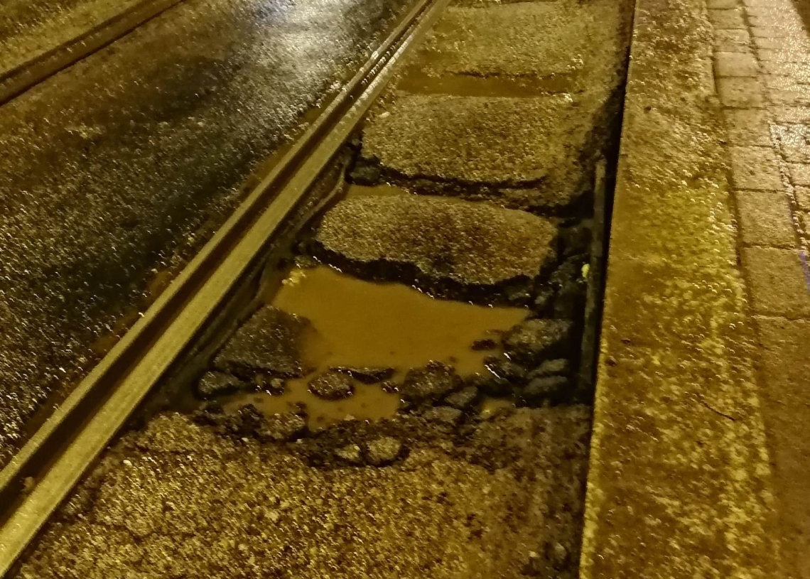 Ogromne wyrwy na Narutowicza przy placu Dąbrowskiego. W listopadzie nie ukończono remontu