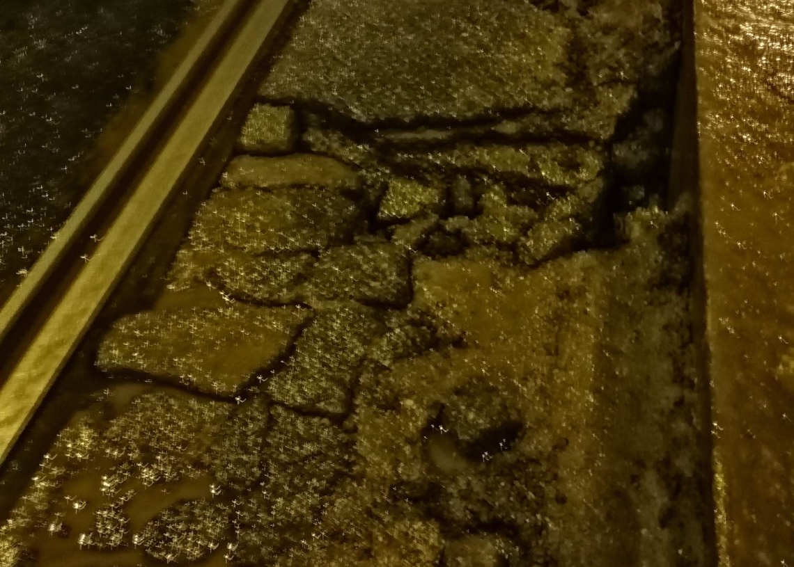 Ogromne wyrwy na Narutowicza przy placu Dąbrowskiego. W listopadzie nie ukończono remontu